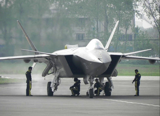 资料图:中国歼-20隐形战机正在试验中