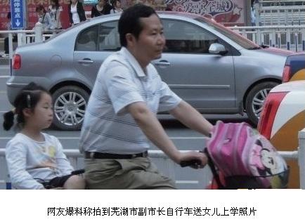 �����ߺ����г��ﳵ��Ů��ѧ���� ��ÿ�춼���