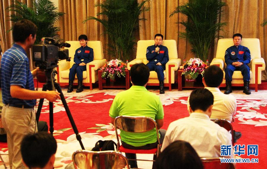 (图文互动)(5)神舟九号航天员结束隔离 各项生理指标正常